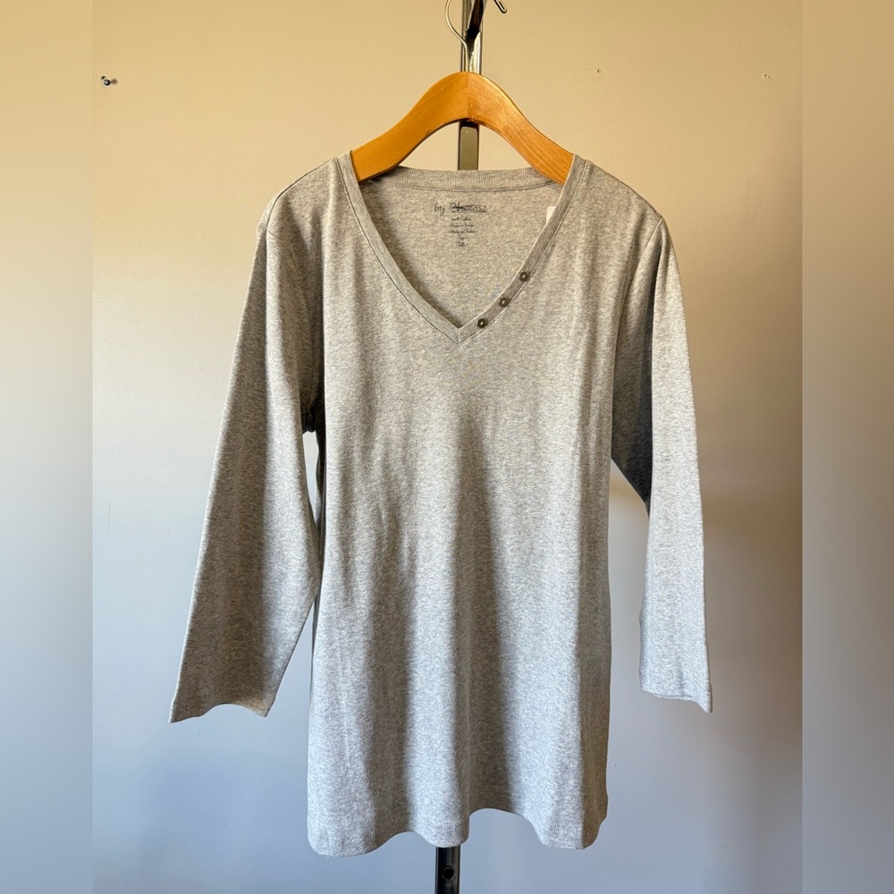 Chico's ..V-neck 3/4 sleeve T-shirt with decorative buttons at the neck.
SIZE:1